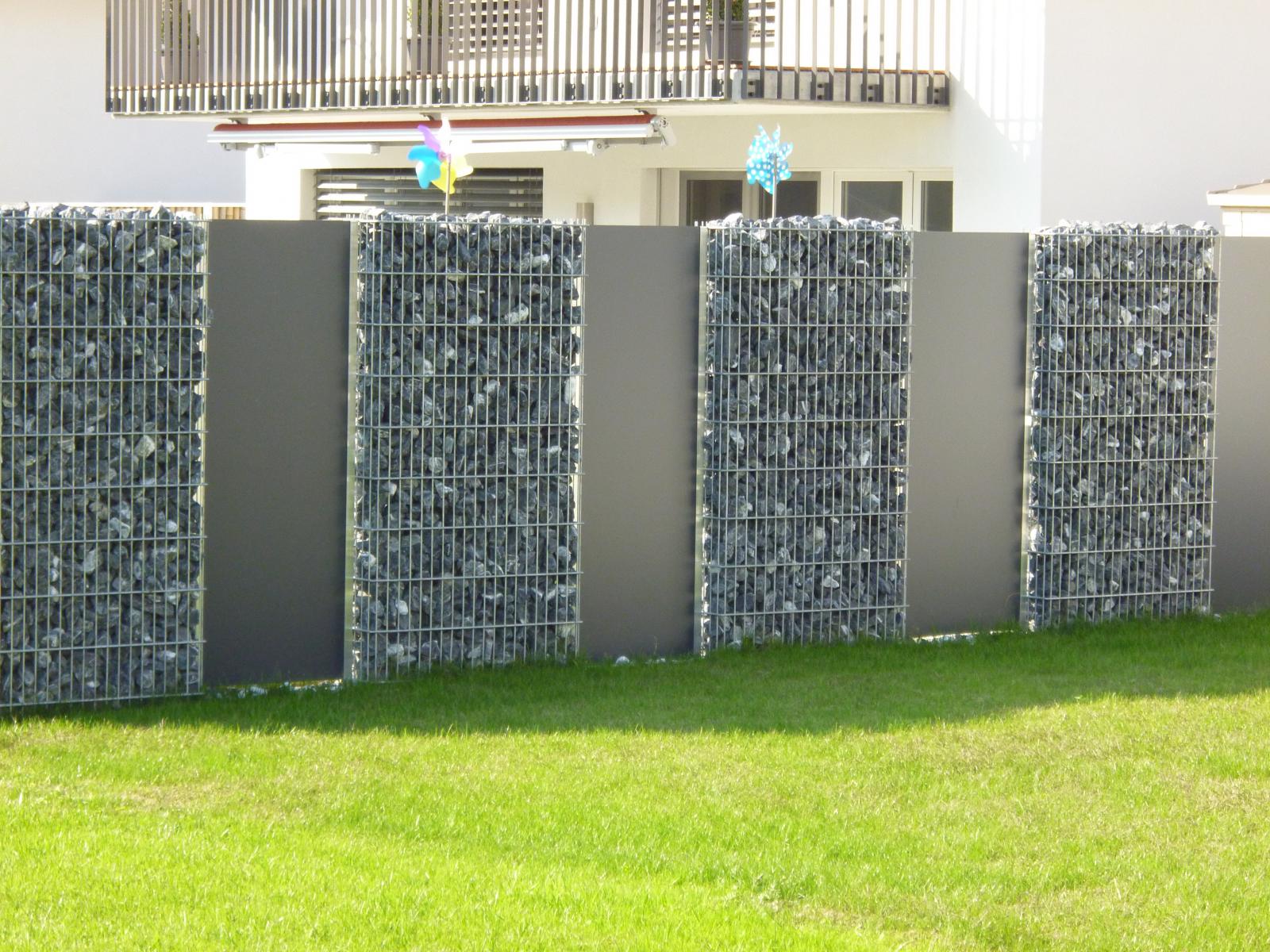 Gabionen-Zaun befüllt mit Natursteinen