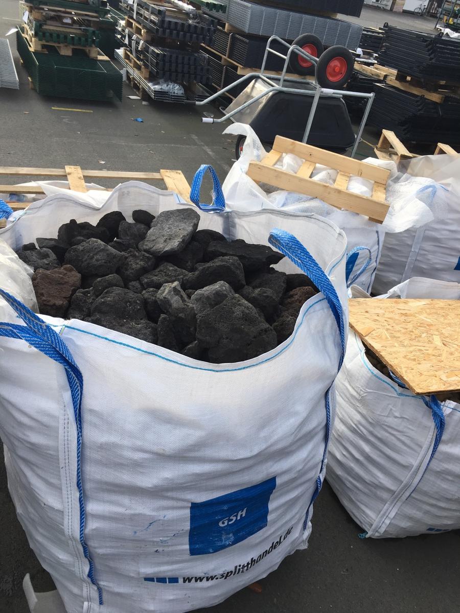 Schwarze Gabionensteine in Big Bags