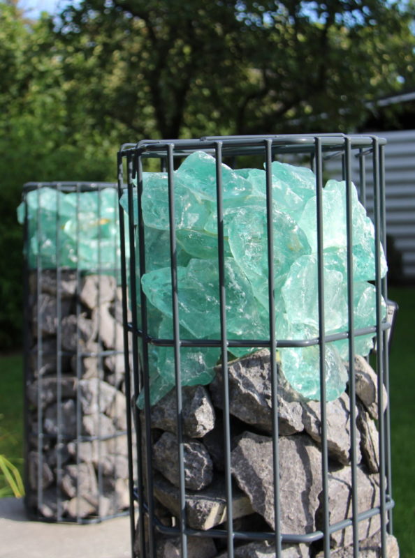 Gabionensäule mit kombinierter Füllung: Steine und Glas.