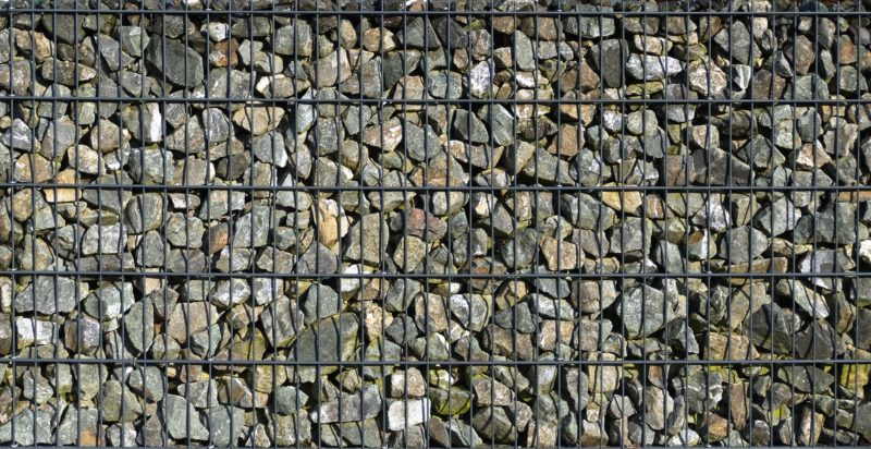 Ein befüllter Gabionenzaun zählt zum Themenblock "moderne Gartengestaltung"