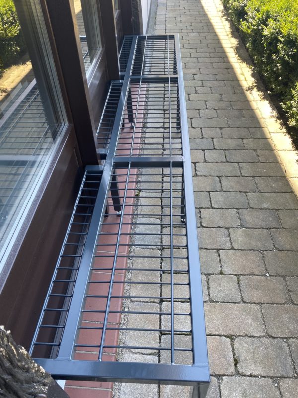 Eine Sitzbank aus Gittermatten.