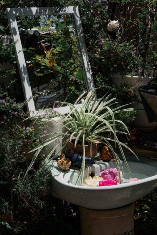 Spiegel zählen zu den einfachen Gartendeko-Ideen, die optisch erweitern - nicht nur im Sommer!