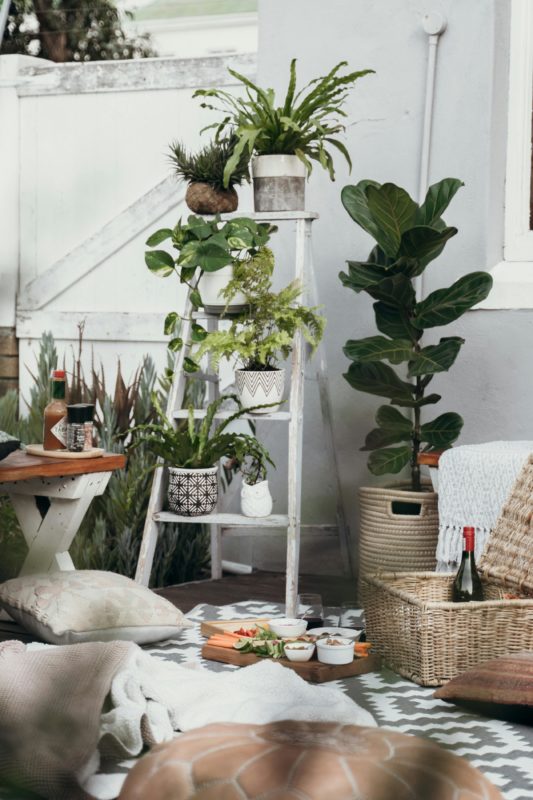 Outdoorteppiche sind eine von vielen spannenden Gartendeko-Ideen für den Sommer, welche für heimelige Stimmung sorgen.